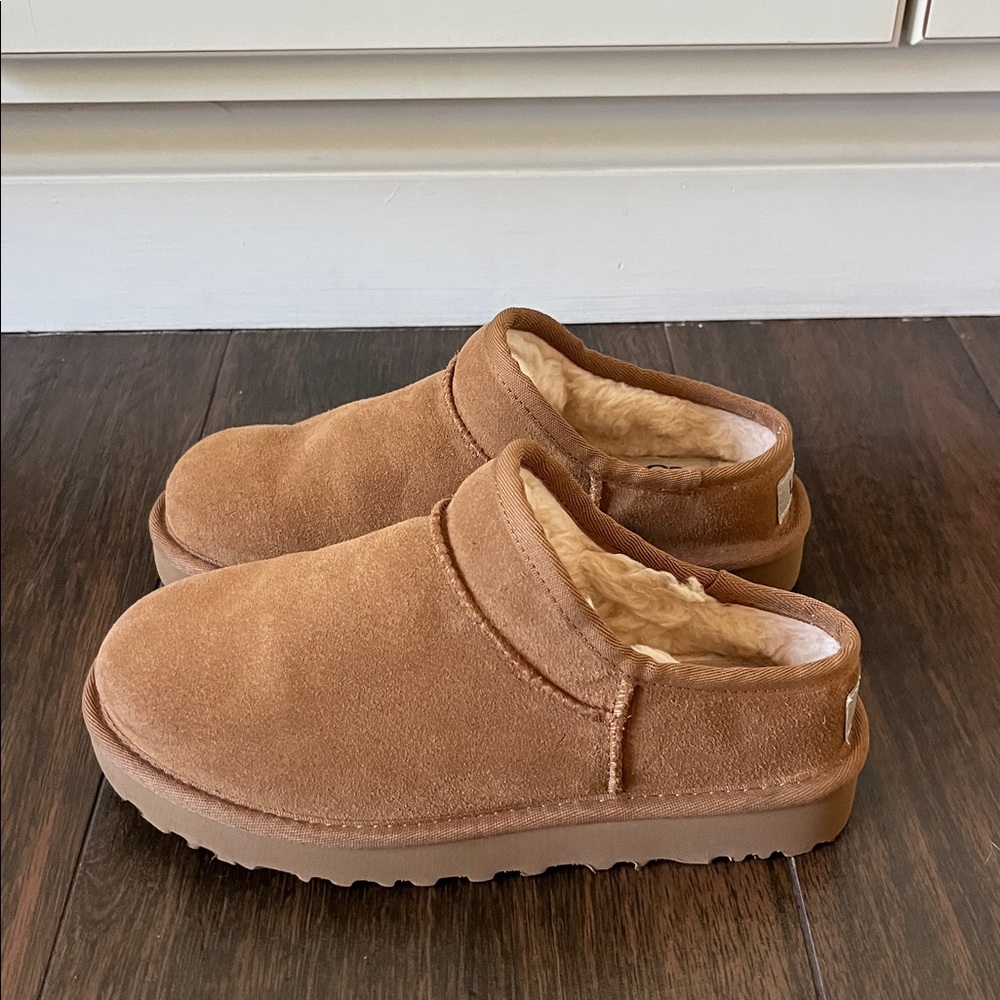 Like New UGG Classic Slipper - Picture 5 of 8